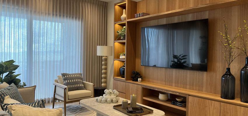 Sala de la TV, Sala de juegos, Sala de musica Estilo contemporaneo Color amarillo claro, crema, marron oscuro  diseñado por Victoria Plascencia Diseño de Interiores Los Cabos | Interiorista 