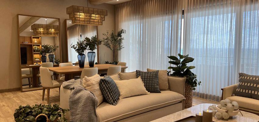 Sala de la TV, Sala de juegos, Salon Estilo contemporaneo Color naranja, marron oscuro, beige  diseñado por Victoria Plascencia Diseño de Interiores Los Cabos | Interiorista 