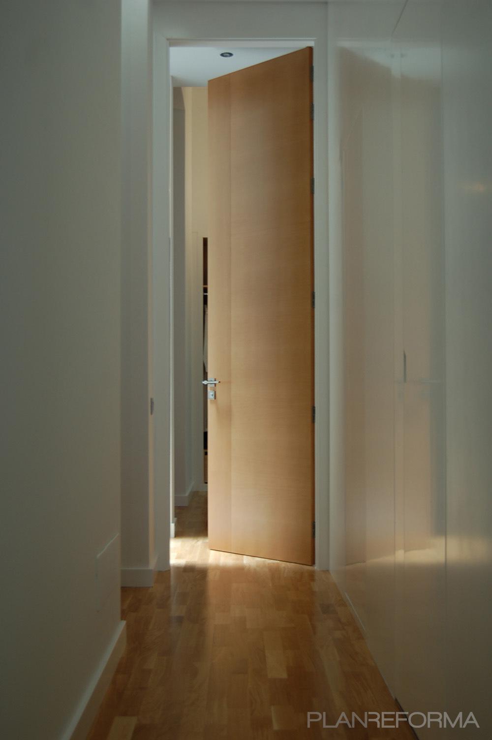 Pasillo style contemporaneo color marron, blanco  diseñado por Alejandro Martin López | Arquitecto | Copyright si