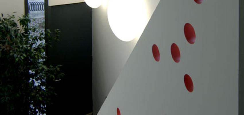 Recibidor, Escalera style moderno color rojo, blanco, negro  diseñado por LABOX DESIGN S.L.P | Arquitecto 