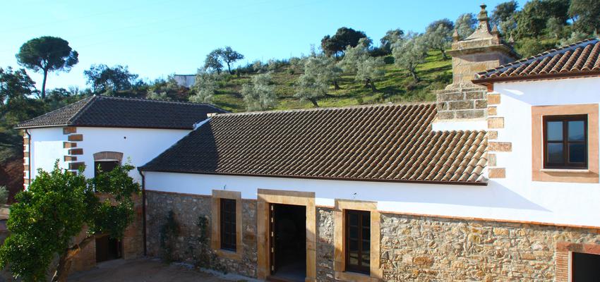 Salon, Patio, Exterior style mediterraneo color ocre  diseñado por b43 arquitectos | Arquitecto 