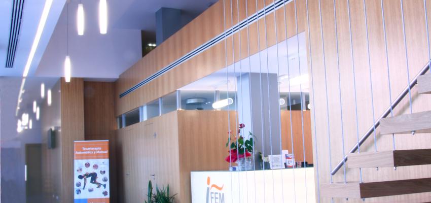 Vestibulo, Escalera, Oficina style moderno color ocre  diseñado por b43 arquitectos | Arquitecto 