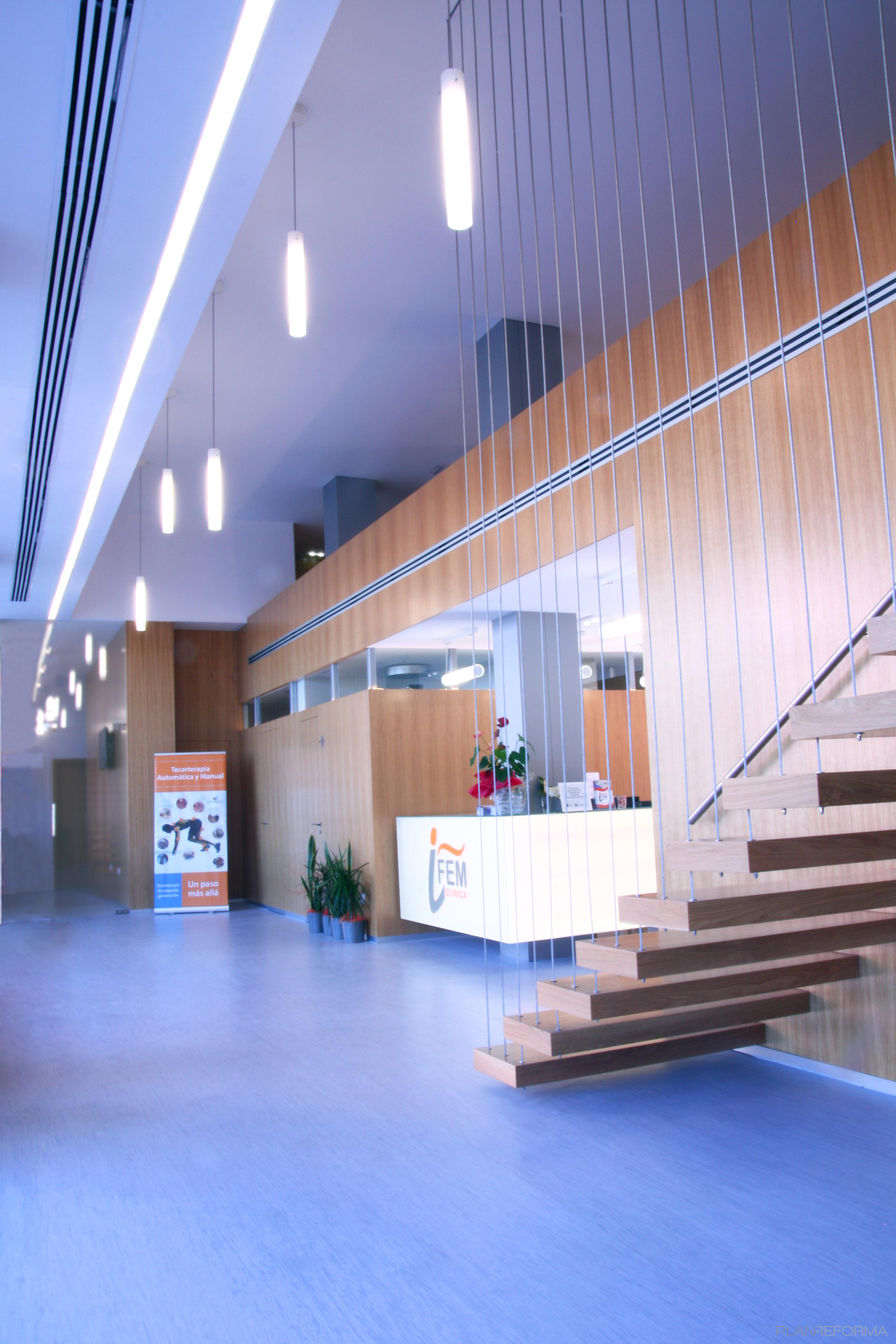 Vestibulo, Escalera, Oficina style moderno color ocre  diseñado por b43 arquitectos | Arquitecto 