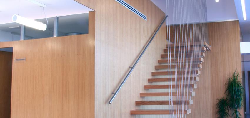 Recibidor, Vestibulo, Escalera style moderno color ocre  diseñado por b43 arquitectos | Arquitecto 