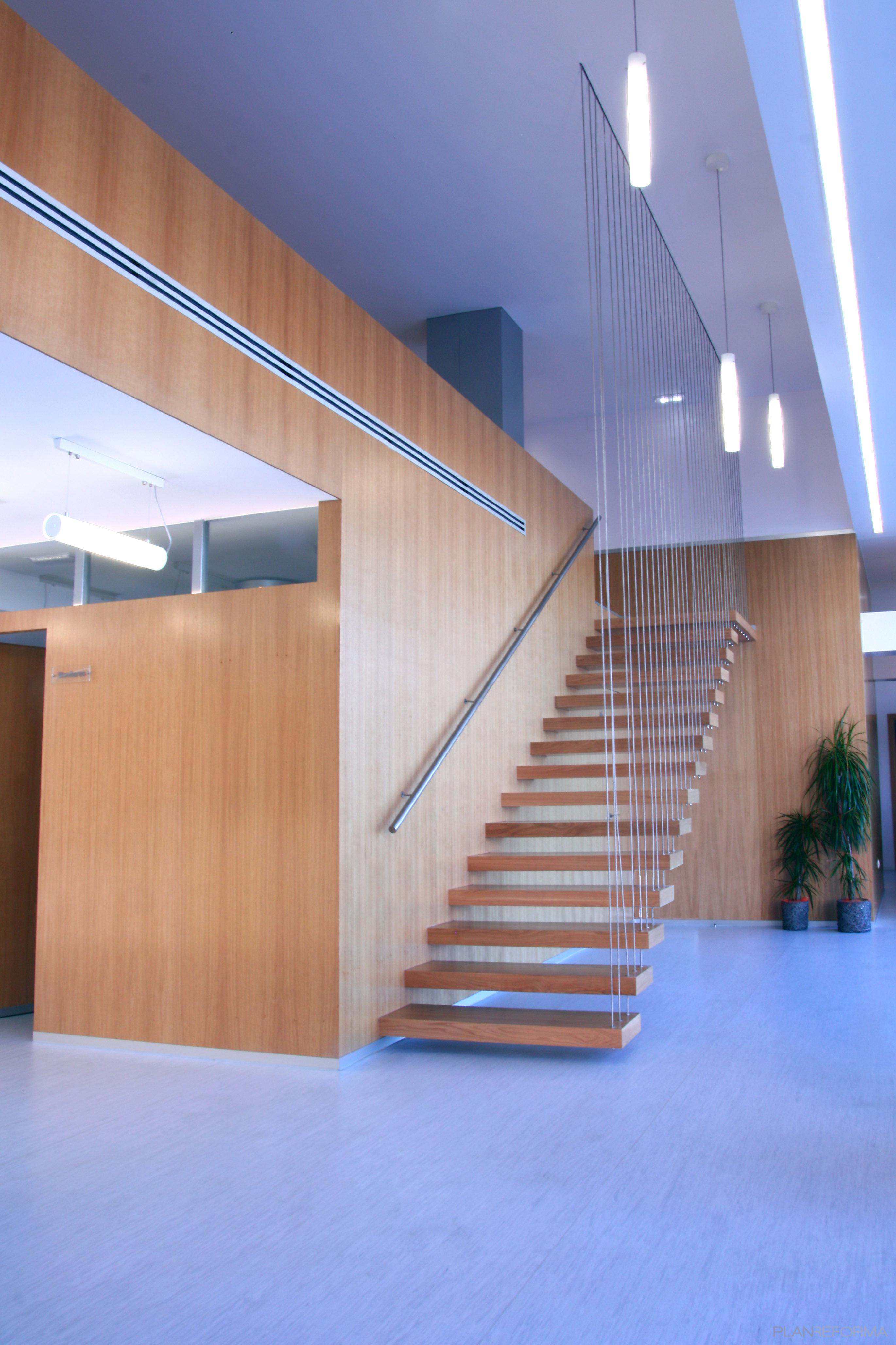 Recibidor, Vestibulo, Escalera style moderno color ocre  diseñado por b43 arquitectos | Arquitecto 