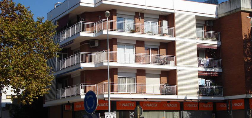 Balcon, Exterior, Tienda style contemporaneo color marron, blanco  diseñado por JACC - Arquitecto Técnico | Arquitecto Técnico 
