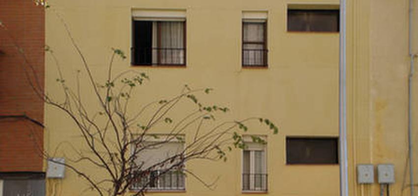 Exterior style moderno color amarillo, marron  diseñado por JACC - Arquitecto Técnico | Arquitecto Técnico 