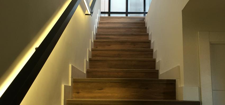 Escalera Estilo contemporaneo Color beige, blanco, gris  diseñado por Sergio Castro | Reformista, constructor | Copyright Sergio Castro