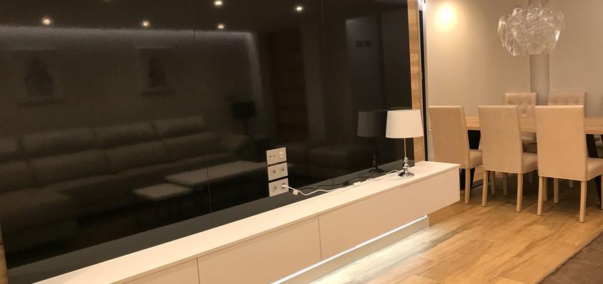 Sala de la TV Estilo contemporaneo Color marron, blanco, negro  diseñado por Sergio Castro | Reformista, constructor | Copyright Sergio Castro