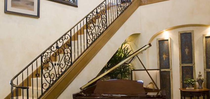 Recibidor Estilo rustico Color beige, marron, marron  diseñado por Sergio Castro | Reformista, constructor | Copyright Estudio Sergio Castro