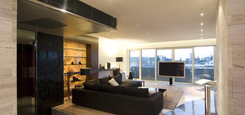 Salon Estilo contemporaneo Color beige, marron, negro  diseñado por Sergio Castro | Reformista, constructor | Copyright Estudio Sergio Castro