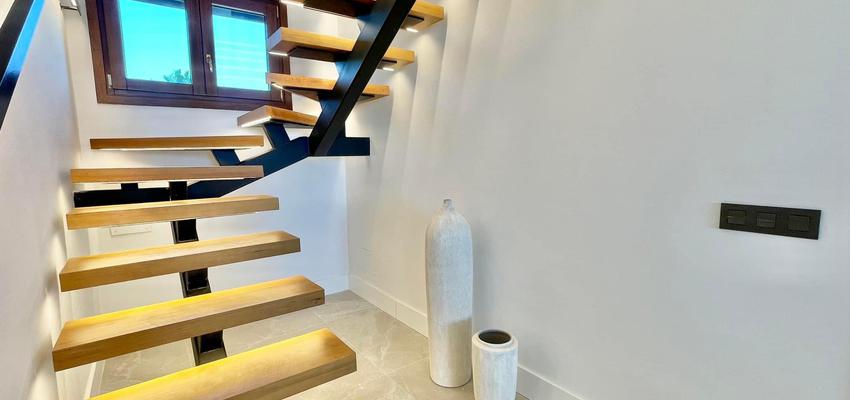 Escalera Estilo moderno Color blanco, gris, gris  diseñado por Sergio Castro | Reformista, constructor | Copyright Sergio Castro