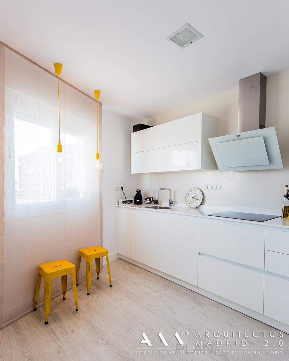 Cocina style moderno color ocre, marron, blanco  diseñado por Arquitectos Madrid 2.0 | Arquitecto 