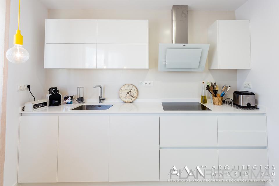 Cocina Estilo moderno Color beige, blanco  diseñado por Arquitectos Madrid 2.0 | Arquitecto 