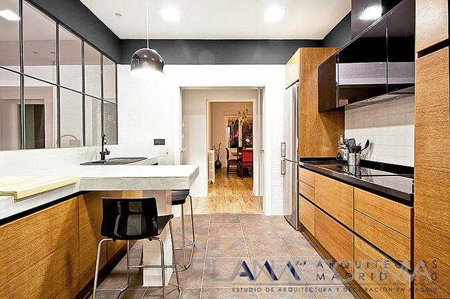 Cocina style moderno color marron, marron, blanco  diseñado por Arquitectos Madrid 2.0 | Arquitecto 
