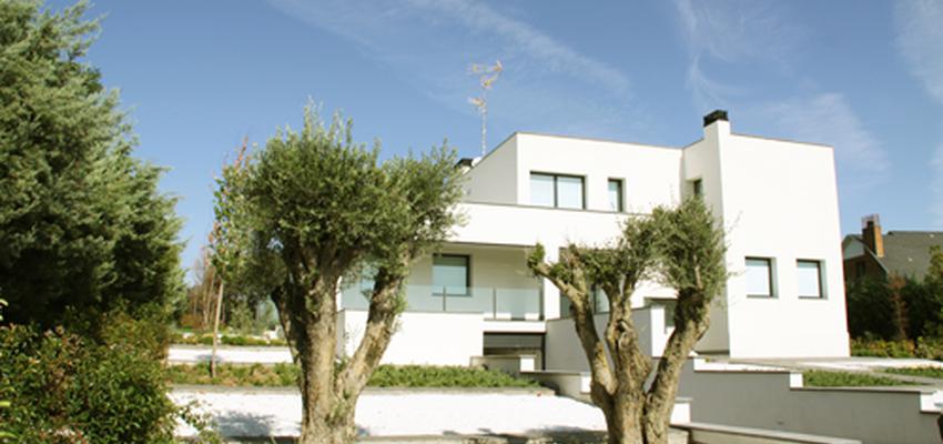 Porche, Exterior, Jardin style moderno color verde, blanco, gris  diseñado por Arquitectos Madrid 2.0 | Arquitecto 