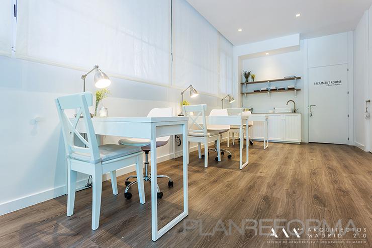 Salón de belleza style contemporaneo color marron, blanco  diseñado por Arquitectos Madrid 2.0 | Arquitecto 
