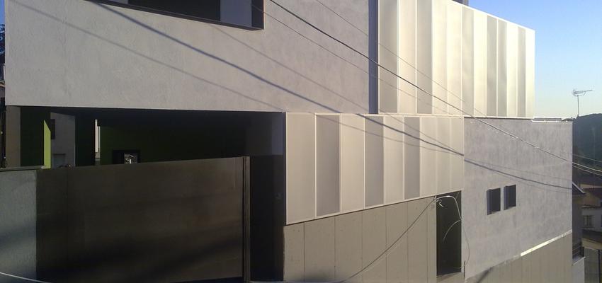 Exterior style moderno color beige, marron, gris  diseñado por Víctor Blanco  | Arquitecto 