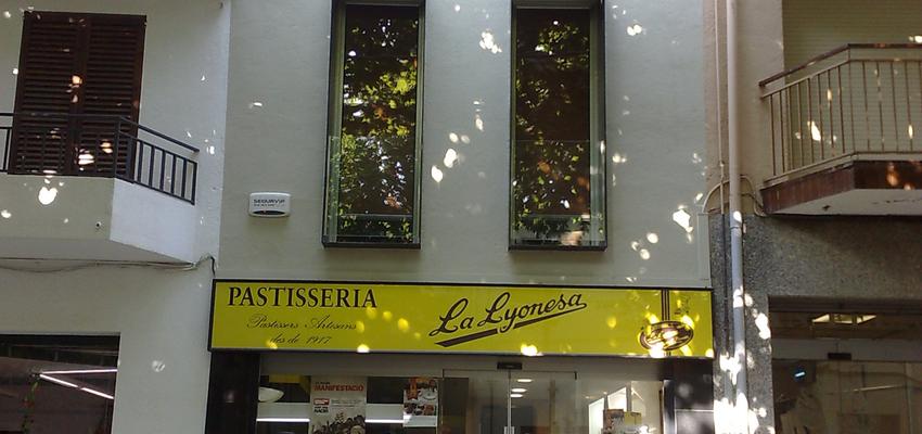 Tienda style contemporaneo color blanco, negro  diseñado por Víctor Blanco  | Arquitecto 