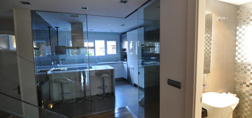 Cocina style contemporaneo color beige, marron, gris  diseñado por raul | Arquitecto Técnico | Copyright area diseño decoracion interiorismo y obras sl