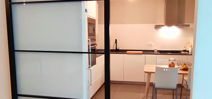 Cocina Estilo contemporaneo Color marron, beige, gris  diseñado por Arkamb arquitectura e interiorismo | Reformista, constructor | Copyright Propietario