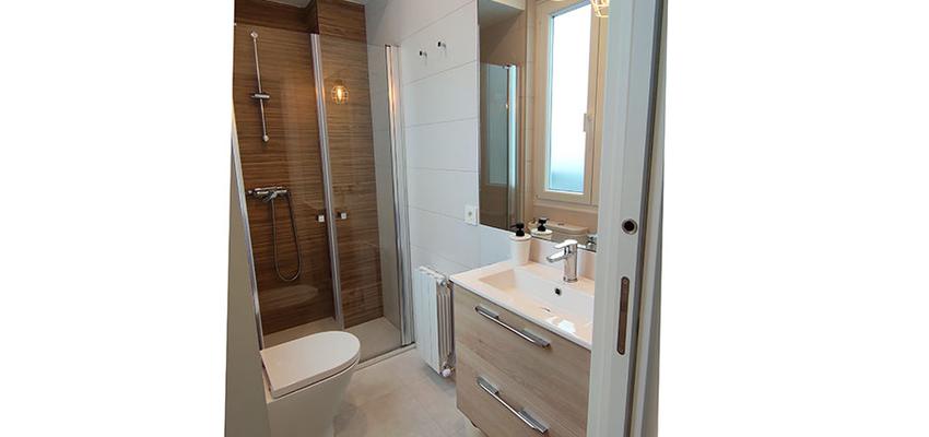 Baño Estilo contemporaneo Color beige, marron  diseñado por Arkamb arquitectura e interiorismo | Reformista, constructor | Copyright Propietario