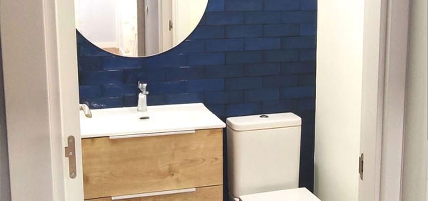 Baño Estilo contemporaneo Color azul, azul oscuro, blanco  diseñado por Arkamb arquitectura e interiorismo | Reformista, constructor | Copyright Propietario