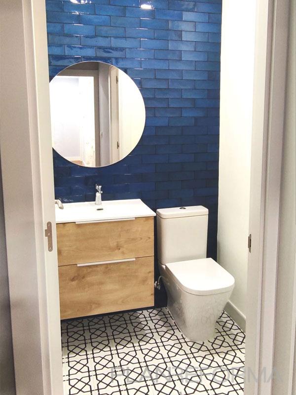 Baño Estilo contemporaneo Color azul, azul oscuro, blanco  diseñado por Arkamb arquitectura e interiorismo | Reformista, constructor | Copyright Propietario