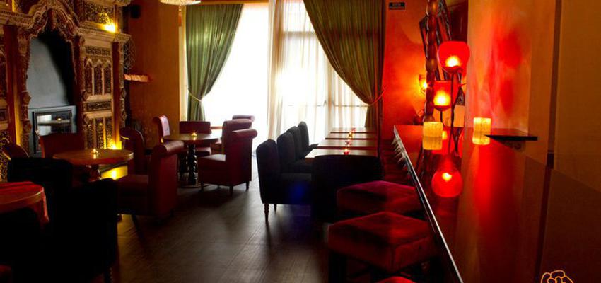 Comedor style oriental color rojo, amarillo, amarillo, verde, dorado  diseñado por Jesús Osuna. Basicprojects | Interiorista 