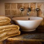 Baño style rustico color marron, marron, blanco, bronce