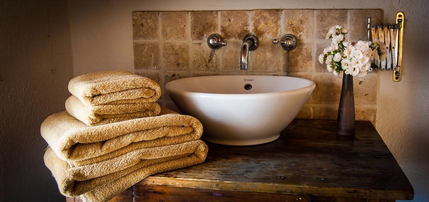 Baño style rustico color marron, marron, blanco, bronce  diseñado por Jesús Osuna. Basicprojects | Interiorista | Copyright Jesus Osuna