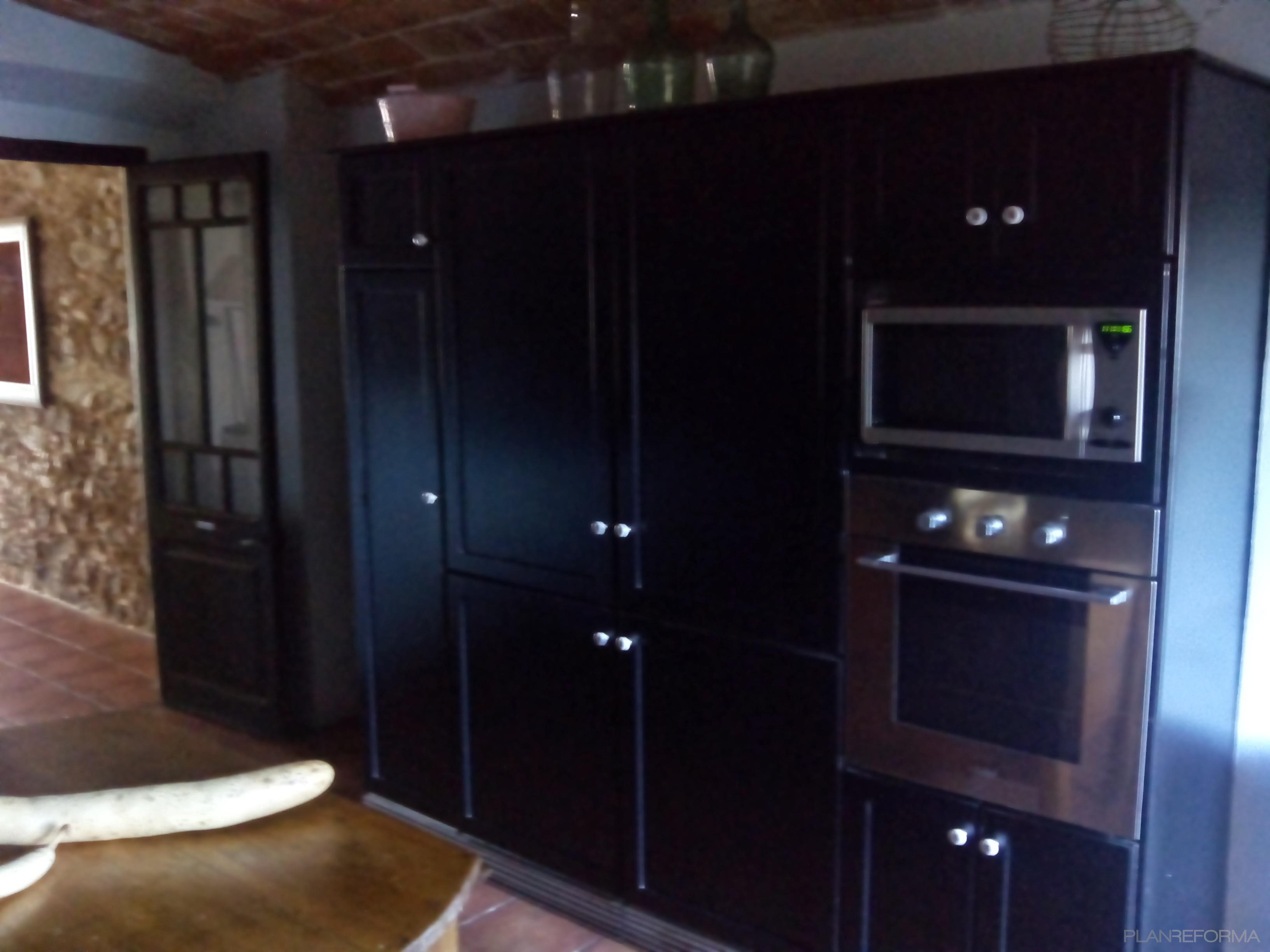 Cocina style rustico color marron, marron, negro  diseñado por Jesús Osuna. Basicprojects | Interiorista | Copyright Jesus Osuna