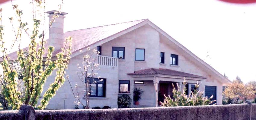 Patio, Exterior style contemporaneo color marron, gris, gris  diseñado por Antonio Costas Rodriguez | Arquitecto | Copyright Propietario