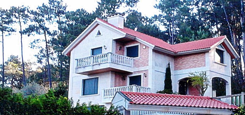 Terraza, Exterior style clasico color marron, gris, gris  diseñado por Antonio Costas Rodriguez | Arquitecto | Copyright Propietario