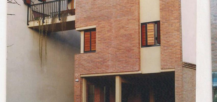 Exterior style vintage color marron, marron, blanco, negro  diseñado por Antonio Costas Rodriguez | Arquitecto | Copyright Propietario