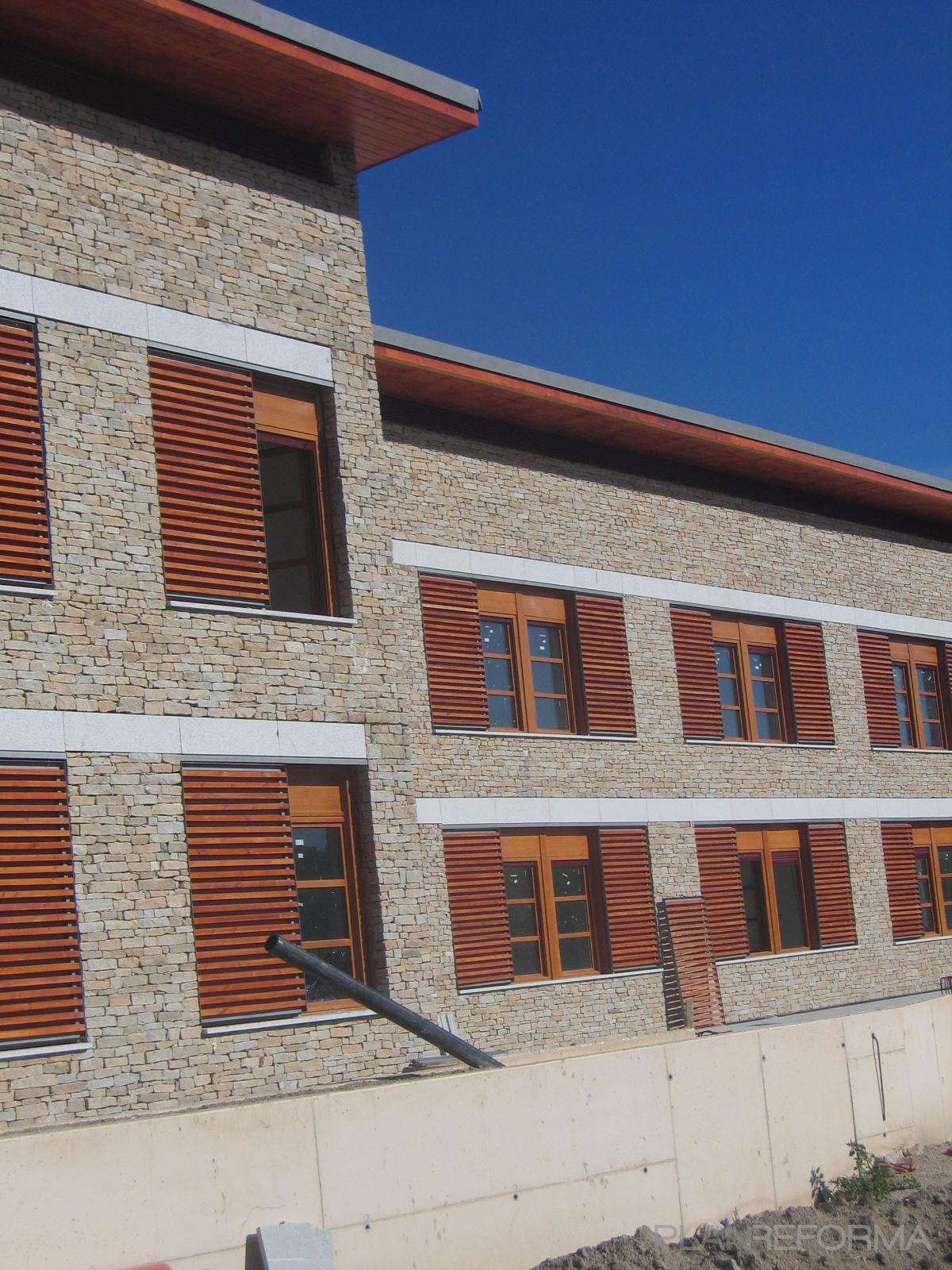 Exterior style rustico color marron, gris, gris  diseñado por jose Parra | Gremio | Copyright Maderas Salma ( Grupo Siglo XX )