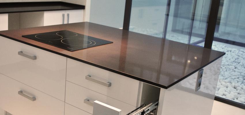 Cocina, Patio style contemporaneo color blanco, gris, gris  diseñado por Sans Arquitectes | Arquitecto | Copyright Sans Arquitectes