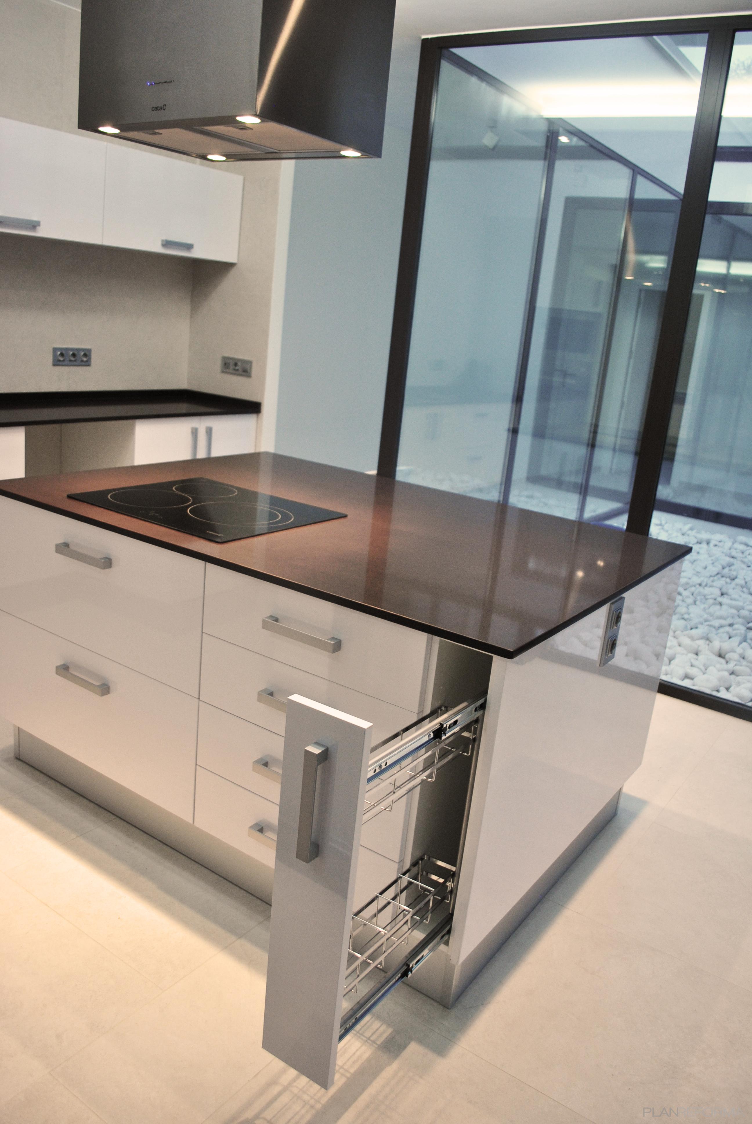 Cocina, Patio style contemporaneo color blanco, gris, gris  diseñado por Sans Arquitectes | Arquitecto | Copyright Sans Arquitectes