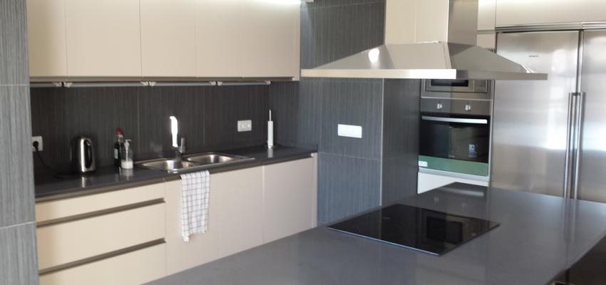 Cocina Estilo moderno Color beige, gris, plateado  diseñado por santiago malagrida | Gremio | Copyright si
