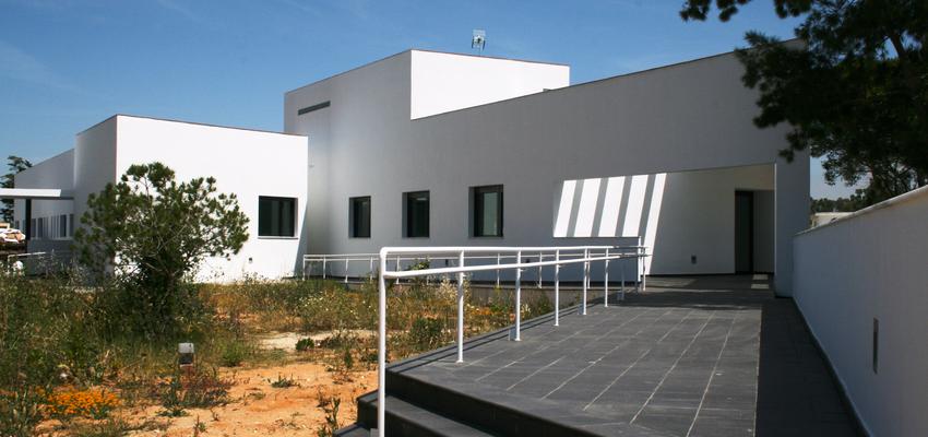 Recibidor, Exterior style moderno color blanco, gris  diseñado por svs arquitectos | Arquitecto 