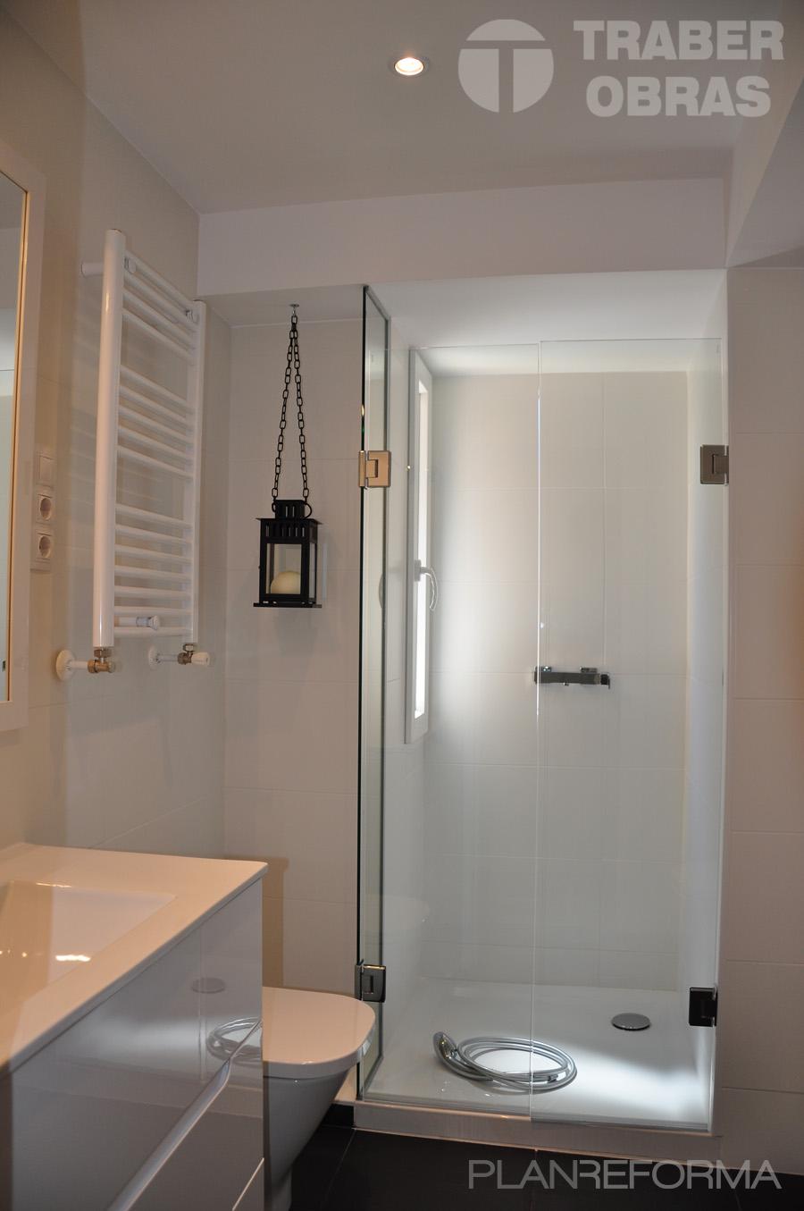 Baño Estilo moderno Color blanco, gris