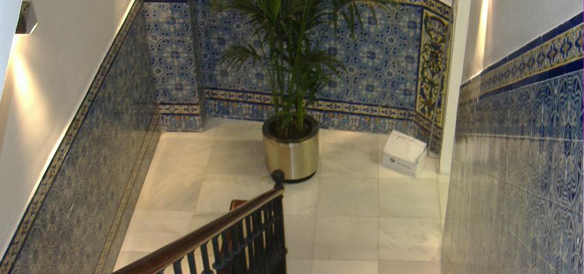 Escalera Estilo moderno Color azul, blanco, gris  diseñado por Marco A. Domínguez | Gremio 