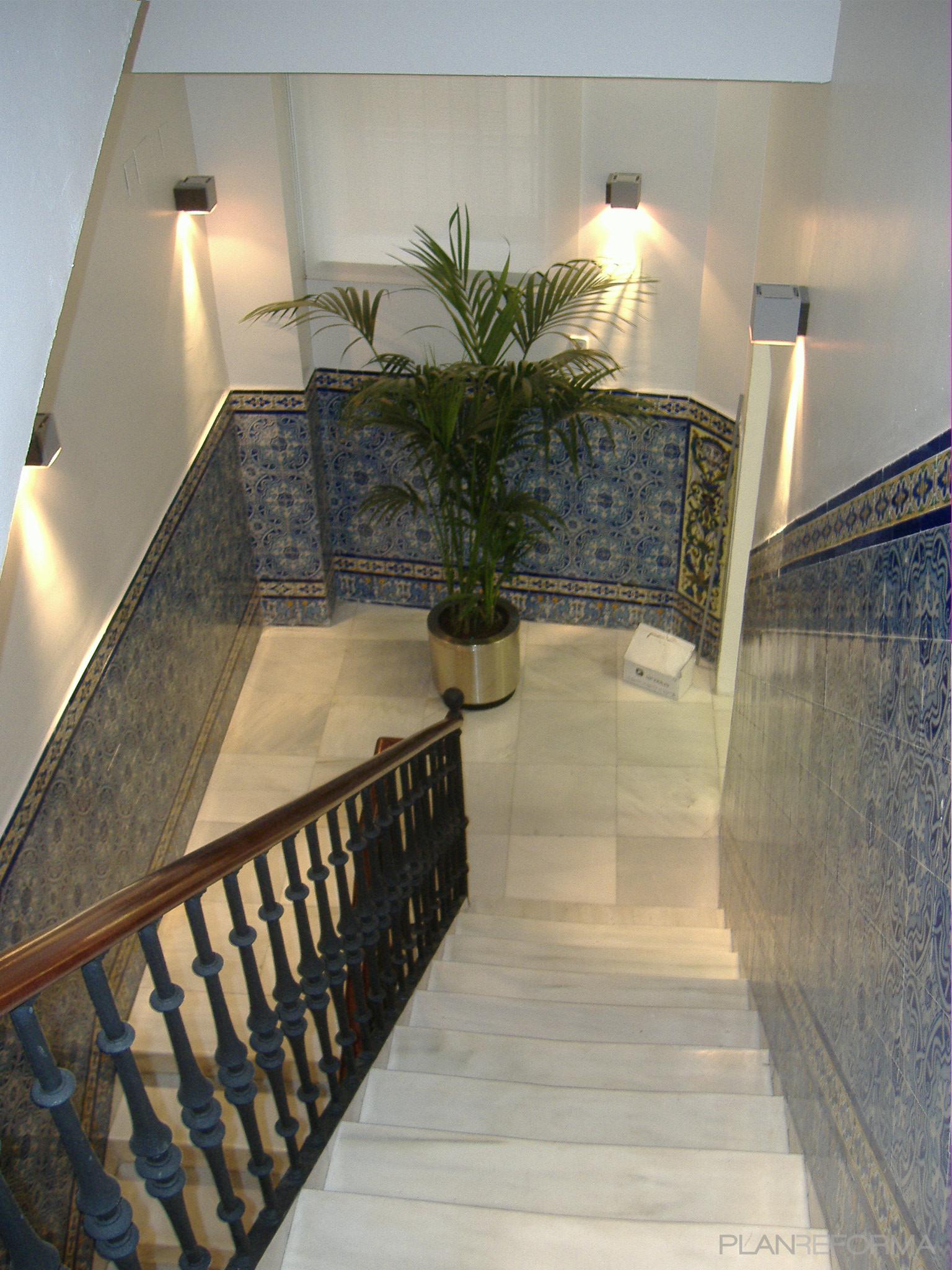 Escalera Estilo moderno Color azul, blanco, gris  diseñado por Marco A. Domínguez | Gremio 