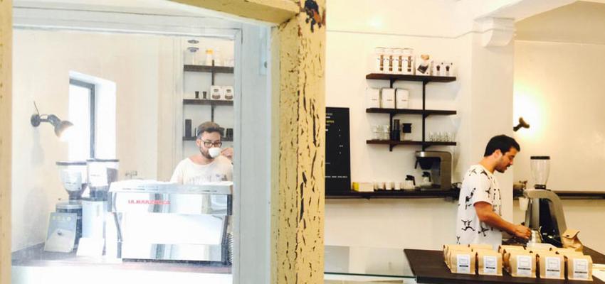 Cafeteria Estilo vintage Color amarillo  diseñado por DCM Construcción | Gremio | Copyright sí