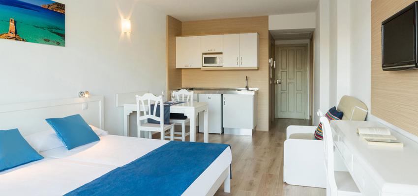Hotel style mediterraneo color azul, marron, beige, blanco  diseñado por ENRIQUE REYES  | Gremio | Copyright propietario