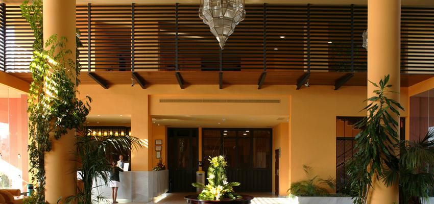 Recibidor style tradicional color ocre, beige, marron, blanco, gris  diseñado por ENRIQUE REYES  | Gremio | Copyright propietario