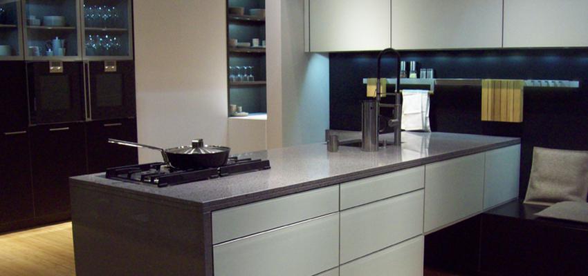 Cocina style moderno color blanco, gris, gris, negro  diseñado por ENRIQUE REYES  | Gremio | Copyright propietario