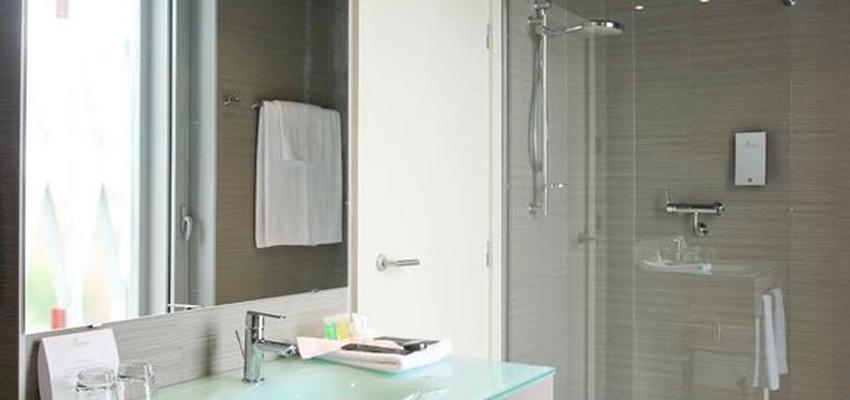 Baño style moderno color beige, marron, blanco  diseñado por ENRIQUE REYES  | Gremio | Copyright propietario