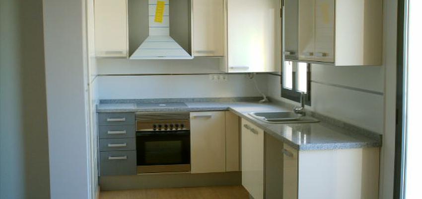 Cocina Estilo moderno Color beige, blanco, gris  diseñado por Reactiva Obras y Proyectos | Gremio | Copyright Reactiva Obras y Proyectos