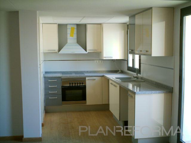 Cocina Estilo moderno Color beige, blanco, gris  diseñado por Reactiva Obras y Proyectos | Gremio | Copyright Reactiva Obras y Proyectos